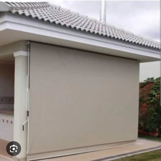 Toldo cortina bege fechado na lateral de uma varanda