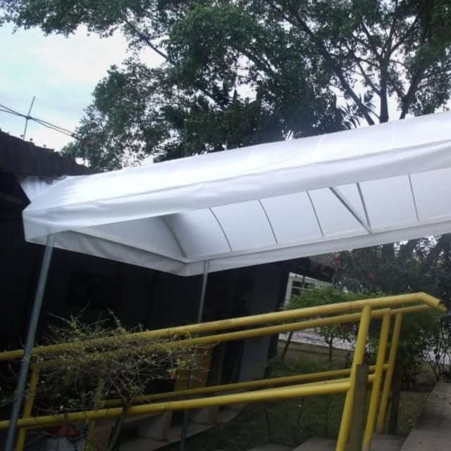 Cobertura branca com estrutura metálica sobre área externa
