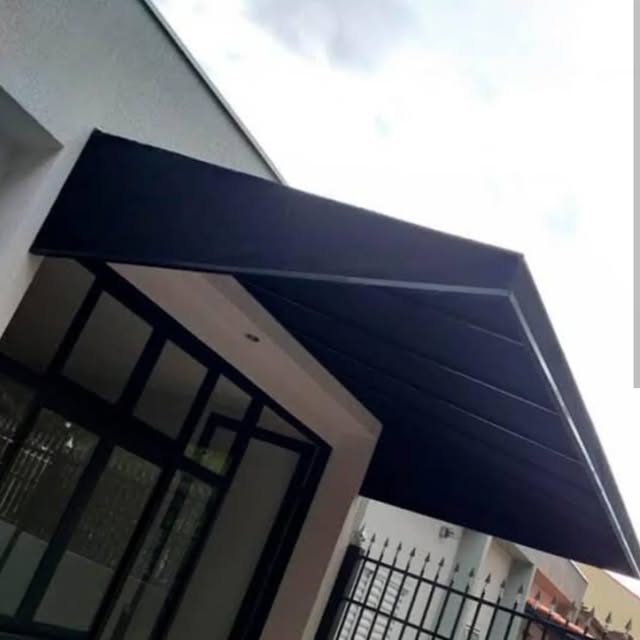 Cobertura azul-escura sobre entrada com portão